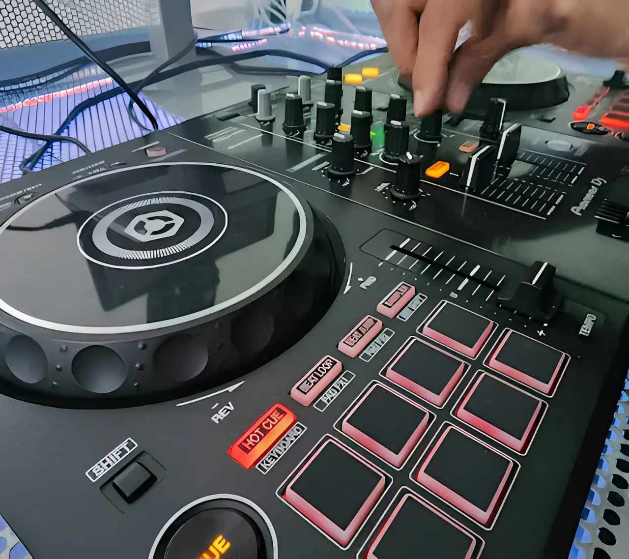 Consola Pioneer DJ profesional en un evento con luces LED y humo, lista para crear música en vivo y animar la fiesta.