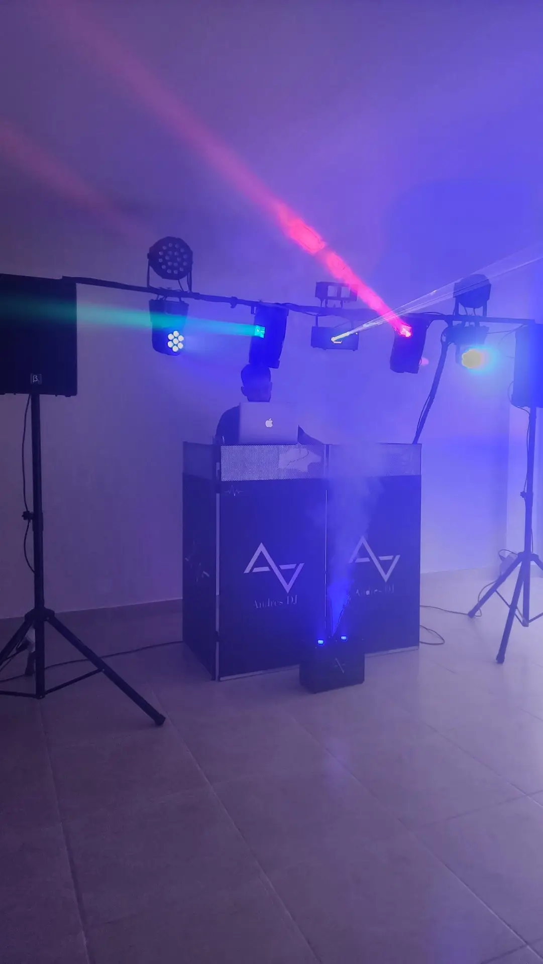 Montaje de evento mediano con doble parlante B3, subwoofer, luces Parled y DJ en vivo.