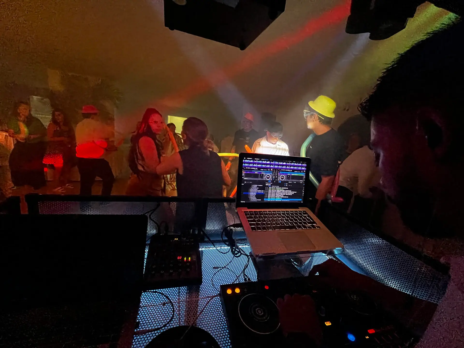 DJ profesional de Loop Eventos animando una boda en Medellín con sonido y luces de alta gama