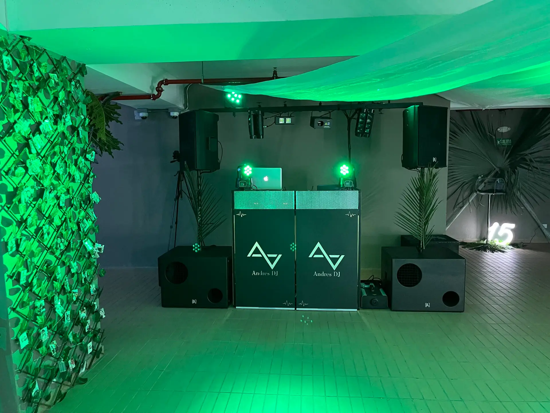 Escenario profesional con sistema de sonido completo, luces móviles, efectos láser y cabina de DJ premium.