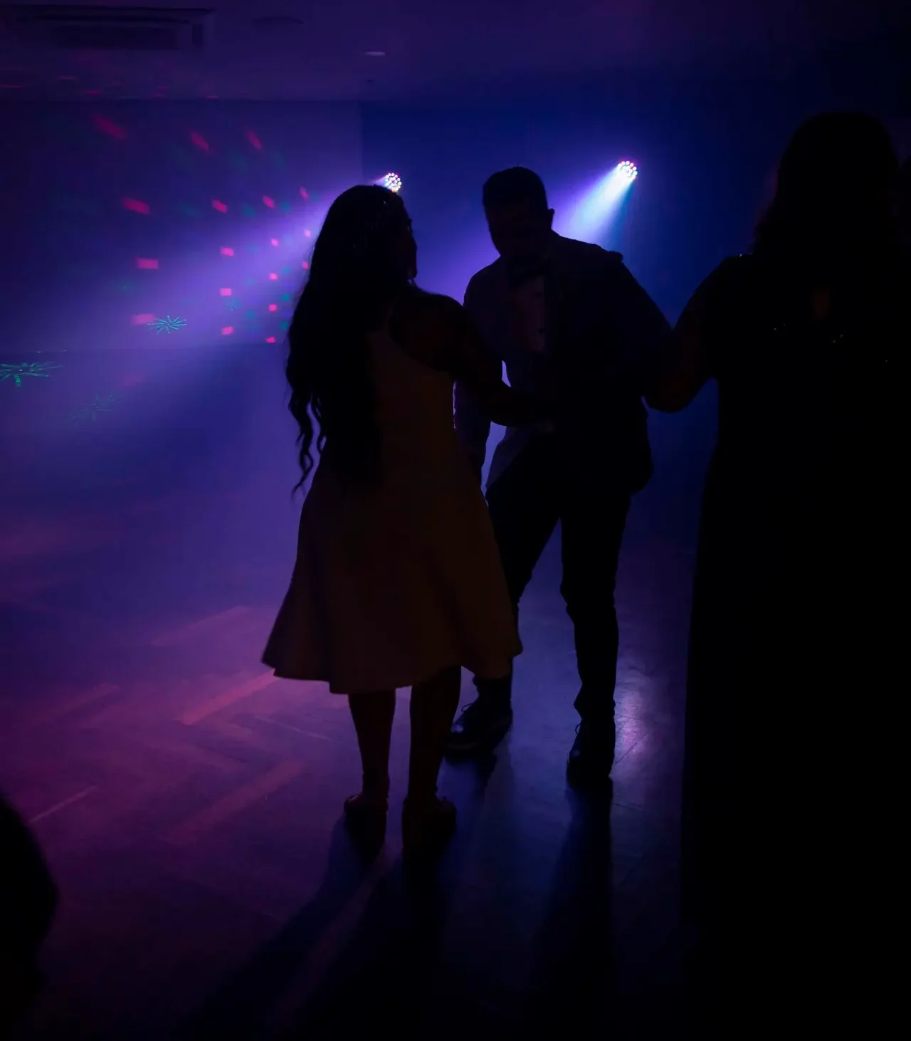 Pareja bailando en su boda en Medellín con iluminación profesional y atmósfera de fiesta creada por Loop Eventos.